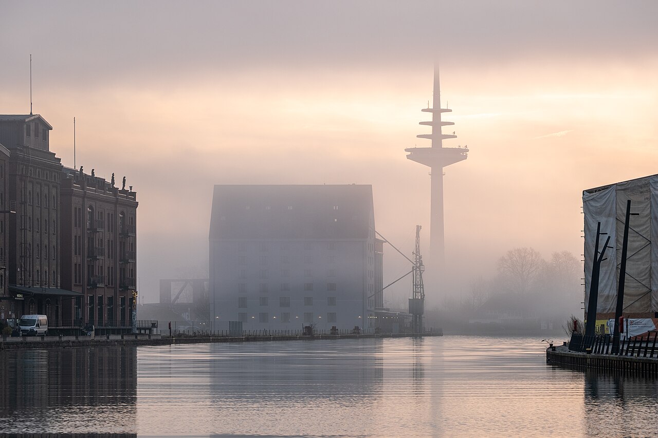 Speicher und Fernmeldeturm am Hafen von Münster im Morgenlicht