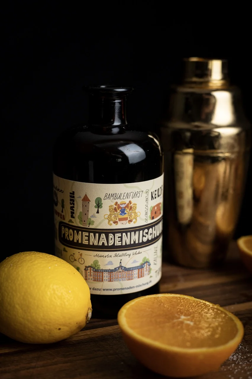 Flasche unserer Promenadenmischung mit Zitrusfrüchten und einem Shaker