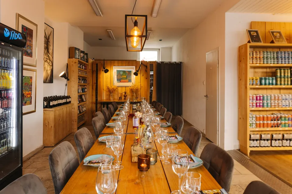 Gedeckter Tisch mit Gläsern im Heimat Heroes Tastingraum an der Wolbecker Straße in Münster