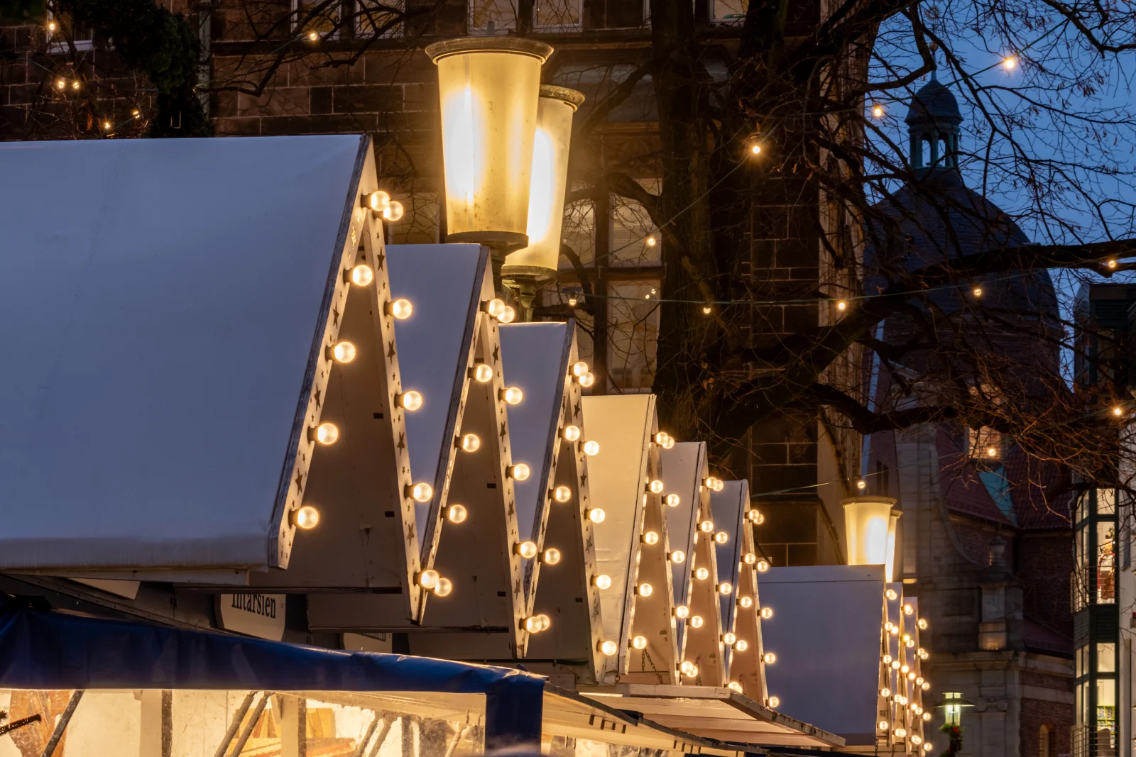 Weiße beleuchtete Marktgiebel vor St. Lamberti in Münster, Archivaufnahme von 2023
