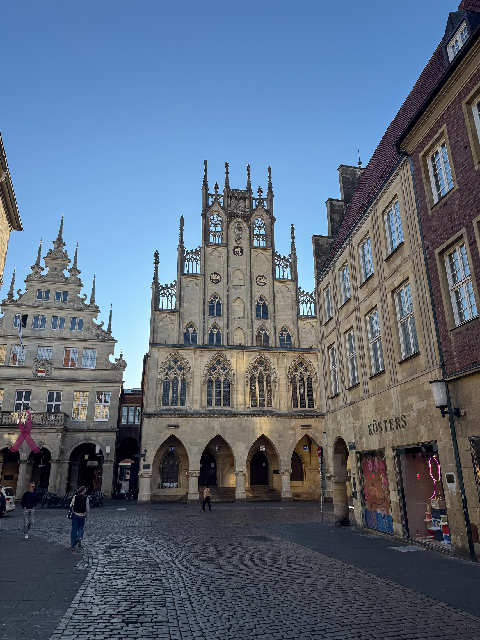 Historisches Rathaus mit gotischer Giebelfassade zwischen den Altstadthäusern