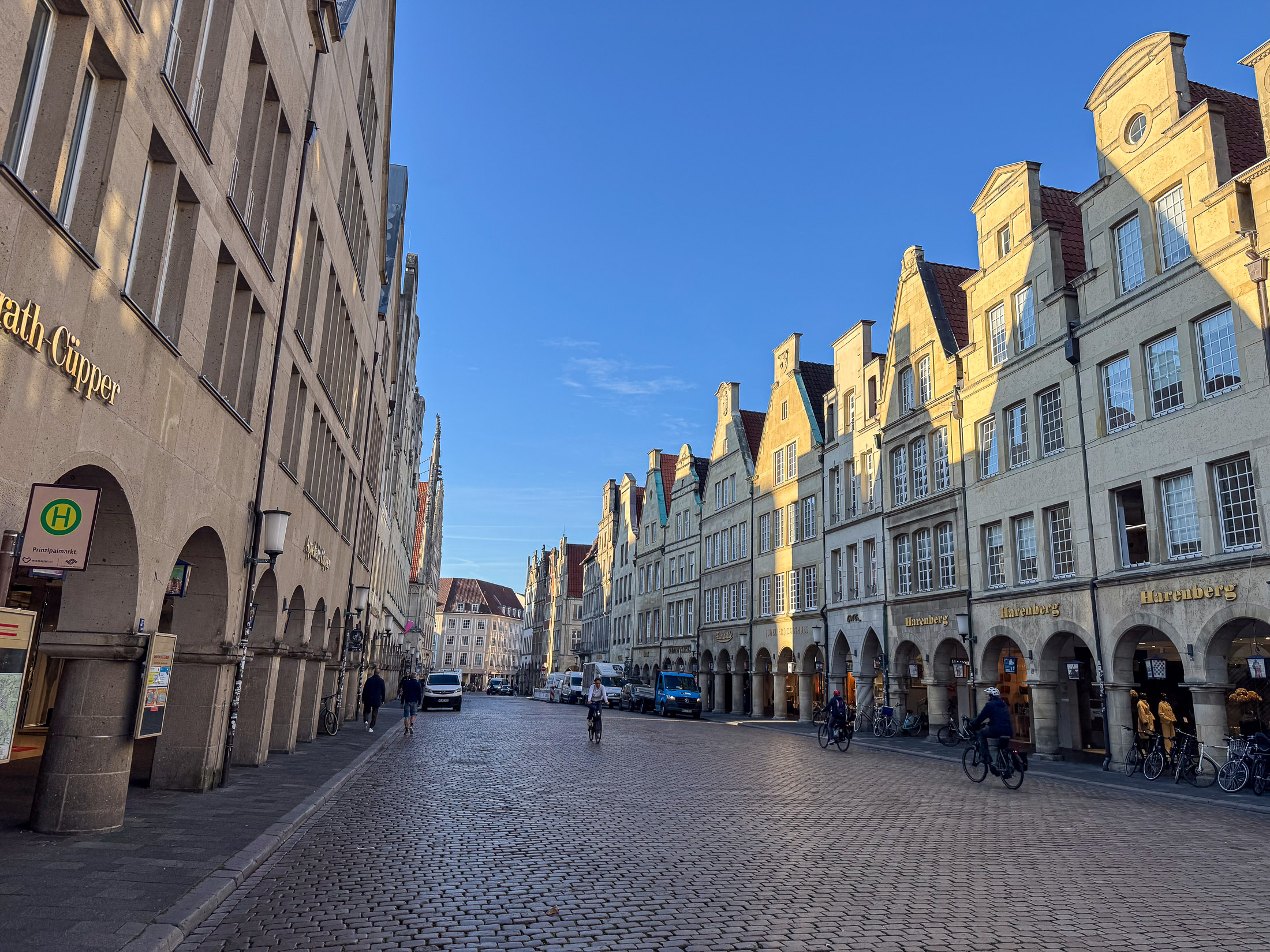 Giebelhäuser und Bogengänge am Prinzipalmarkt mit Kopfsteinpflaster im Vordergrund