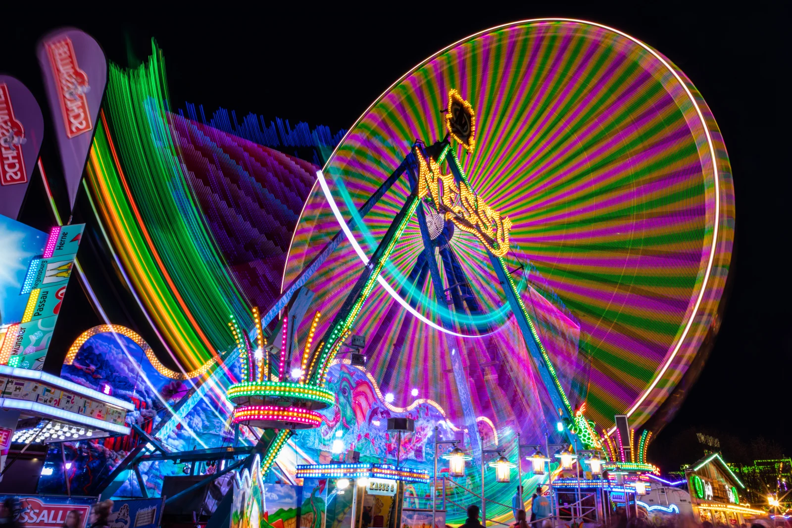 Beleuchtetes Riesenrad und Fahrgeschäfte auf dem Send in Münster, Archivaufnahme von 2019