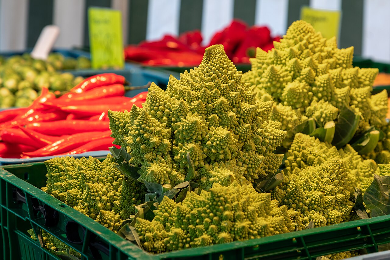 Romanesco und Paprika auf dem Wochenmarkt am Domplatz